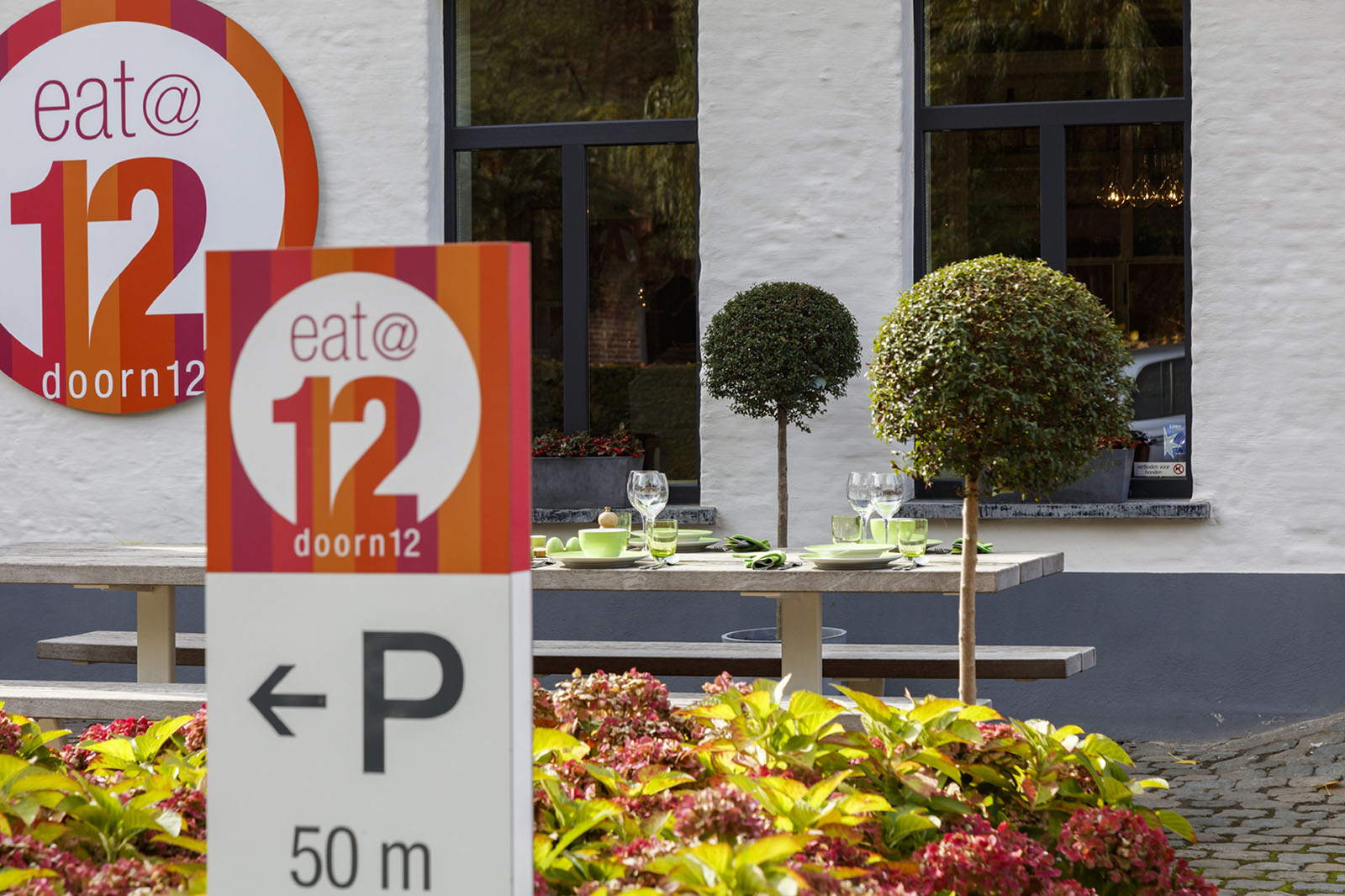 Eat@12 -, outdoor signalisatie voor het restaurant van Aarova.