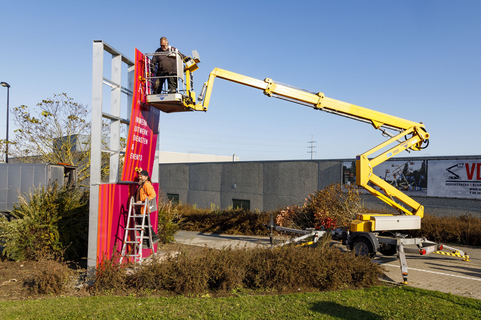 Speciale constructies op maat voor zuilen, wanden en beursstanden.