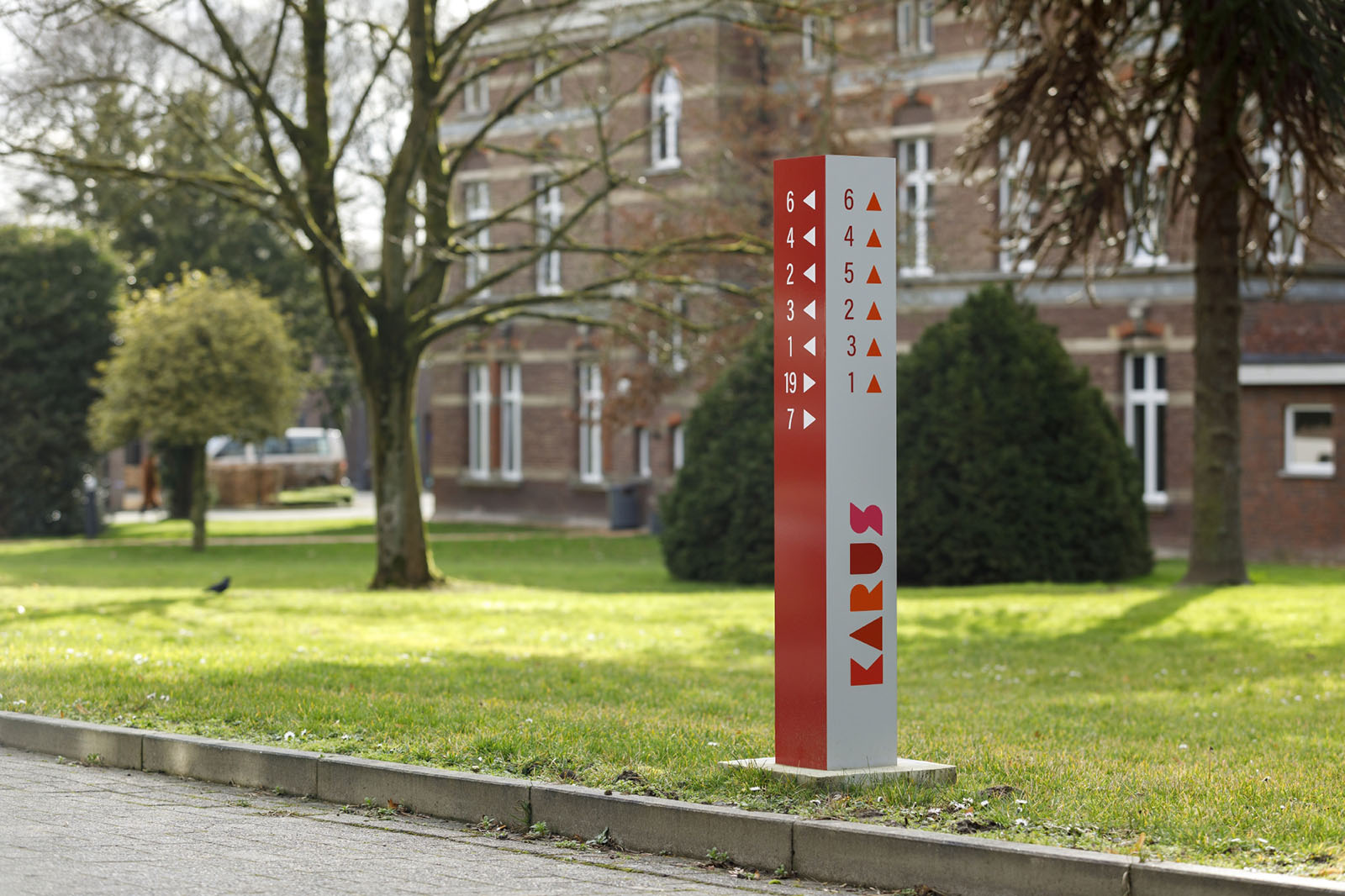 Kleine zuiltjes met de nummers van de gebouwen brengen je naar de juiste bestemming