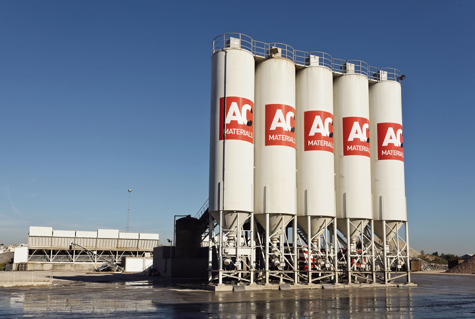Grootse en opvallende outdoor signalisatie op de silo’s van AC Materials.