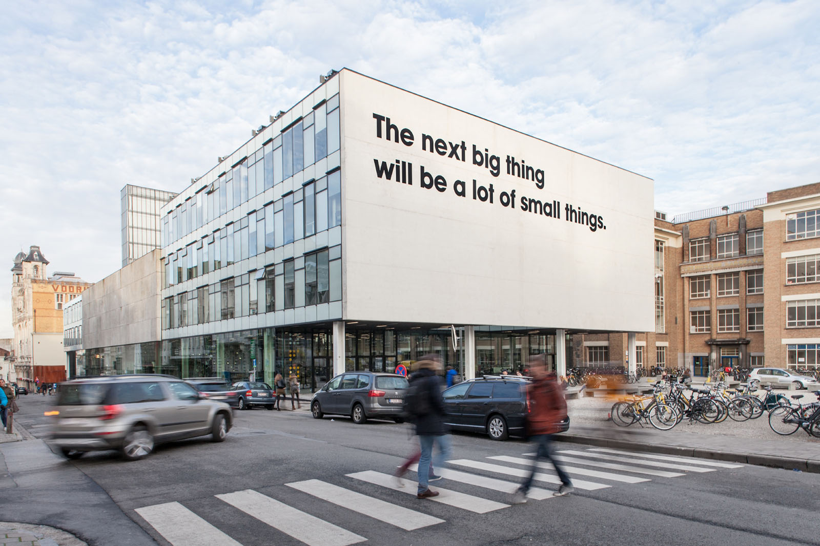 Monumentale outdoor signalisatie met een artistieke inslag voor het gebouw van UGent.