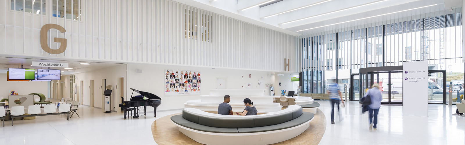 Wayfinding in het nieuwe ziekenhuis “Vrouw, kind en erfelijkheid”  in UZ Leuven.