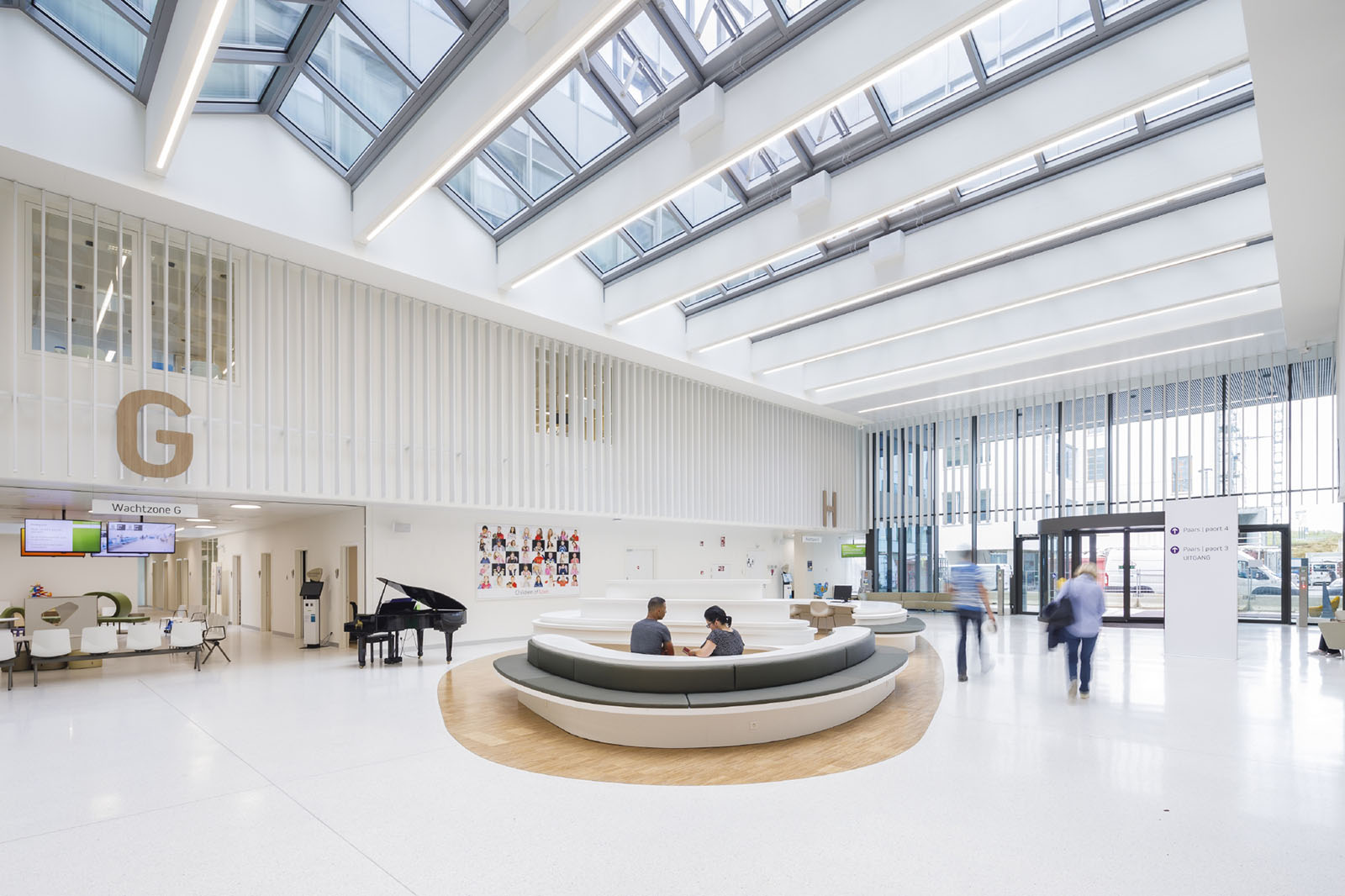 Wayfinding in de ontvangsthal van het kinderziekenhuis in UZ Leuven.