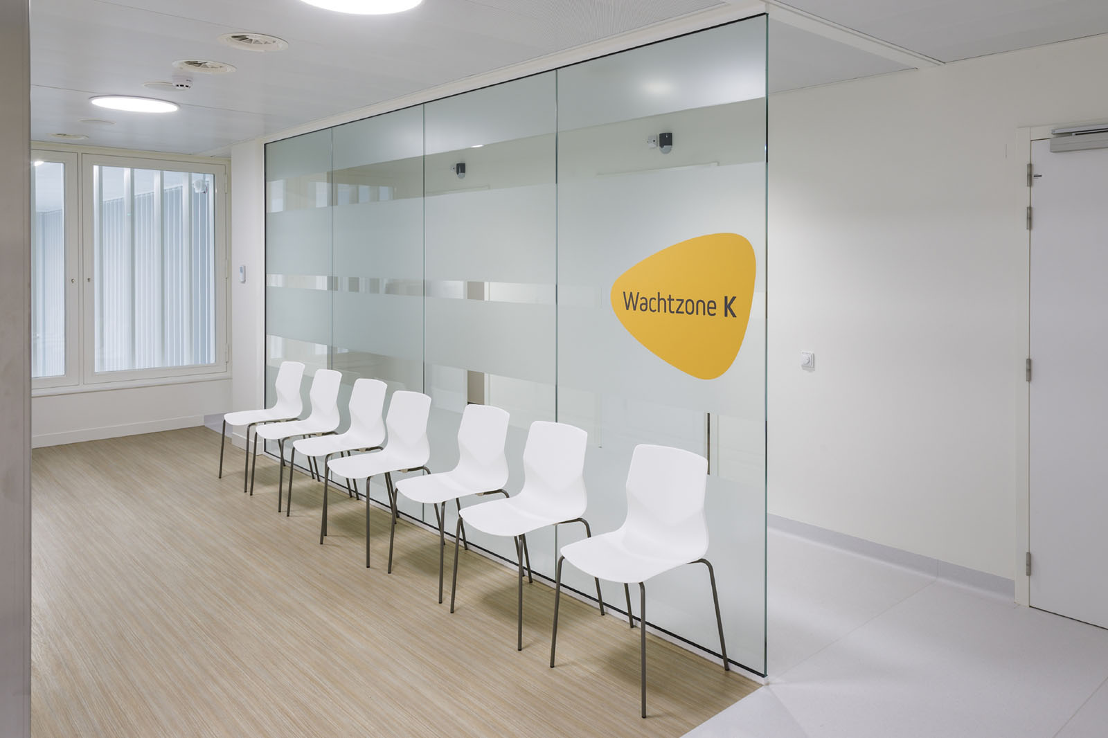 Originele en kleurrijke signalisatie van de wachtzone fertiliteit in het kinderziekenhuis van UZ Leuven