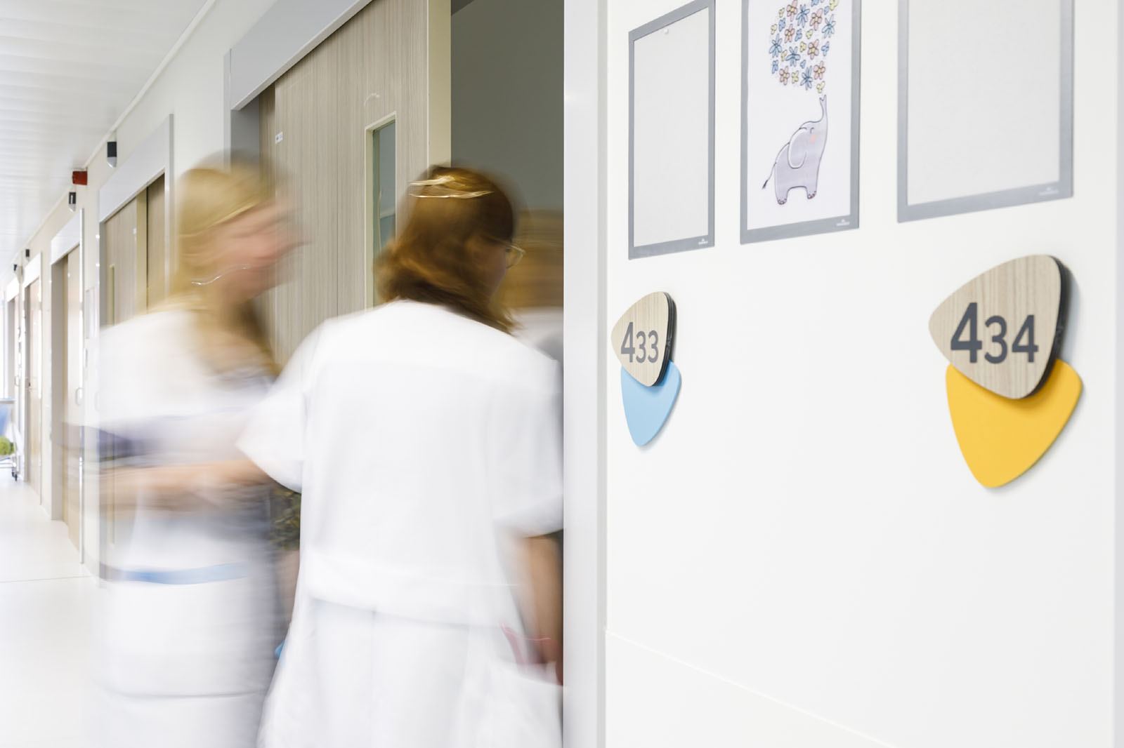 Kleurrijke kamernummers op kinderhoogte in het kinderziekenhuis van UZ Leuven