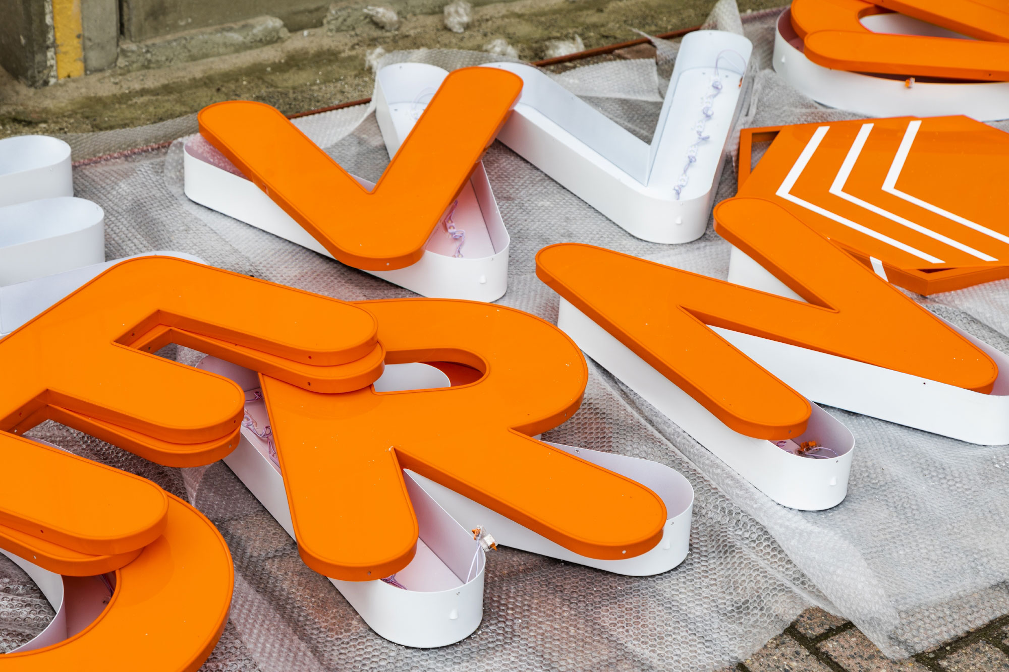 Veronove - Outdoor signalisatie en gevelletters