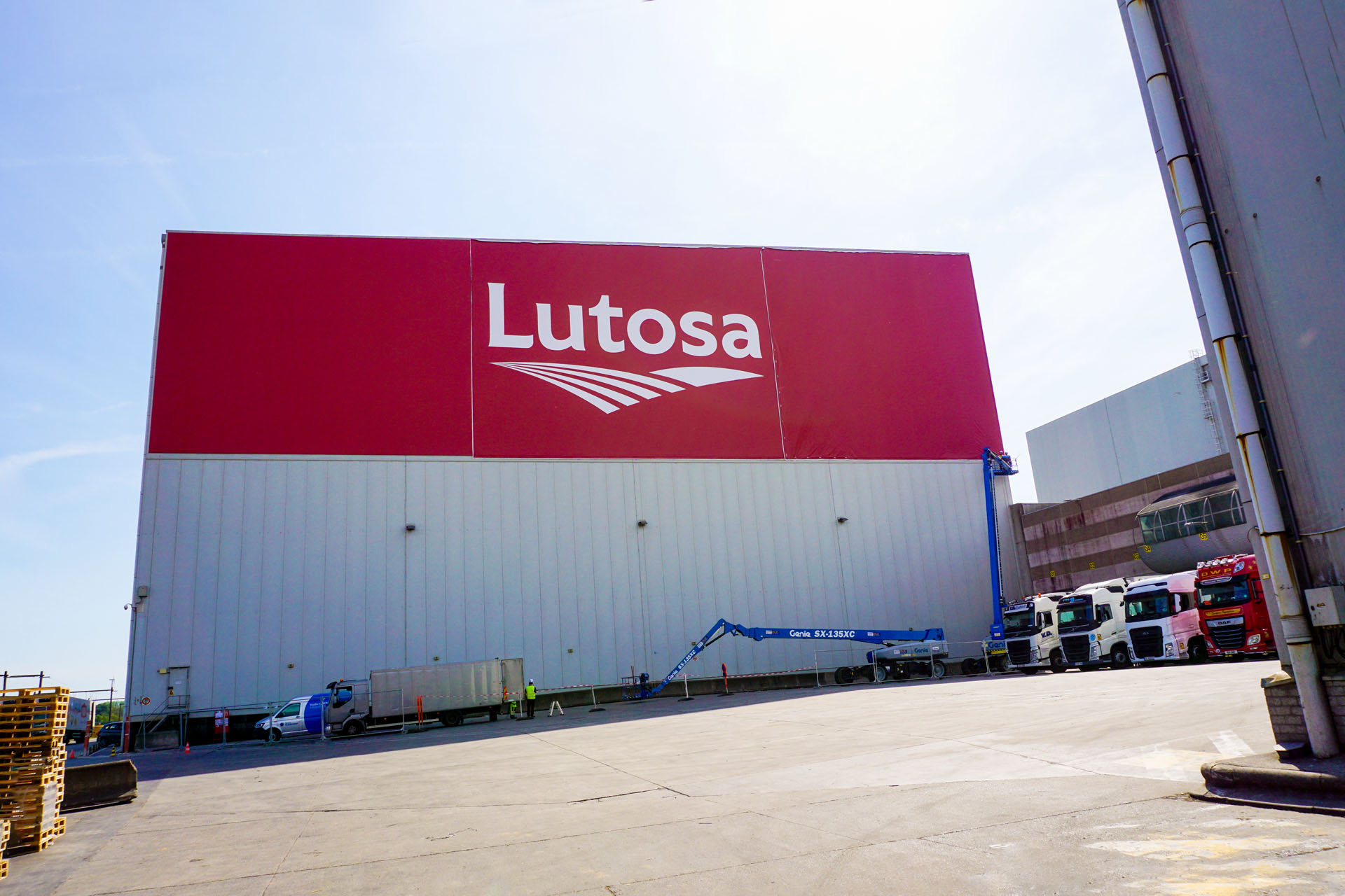 Lutosa Leuze- rebranding outdoor signalisatie
