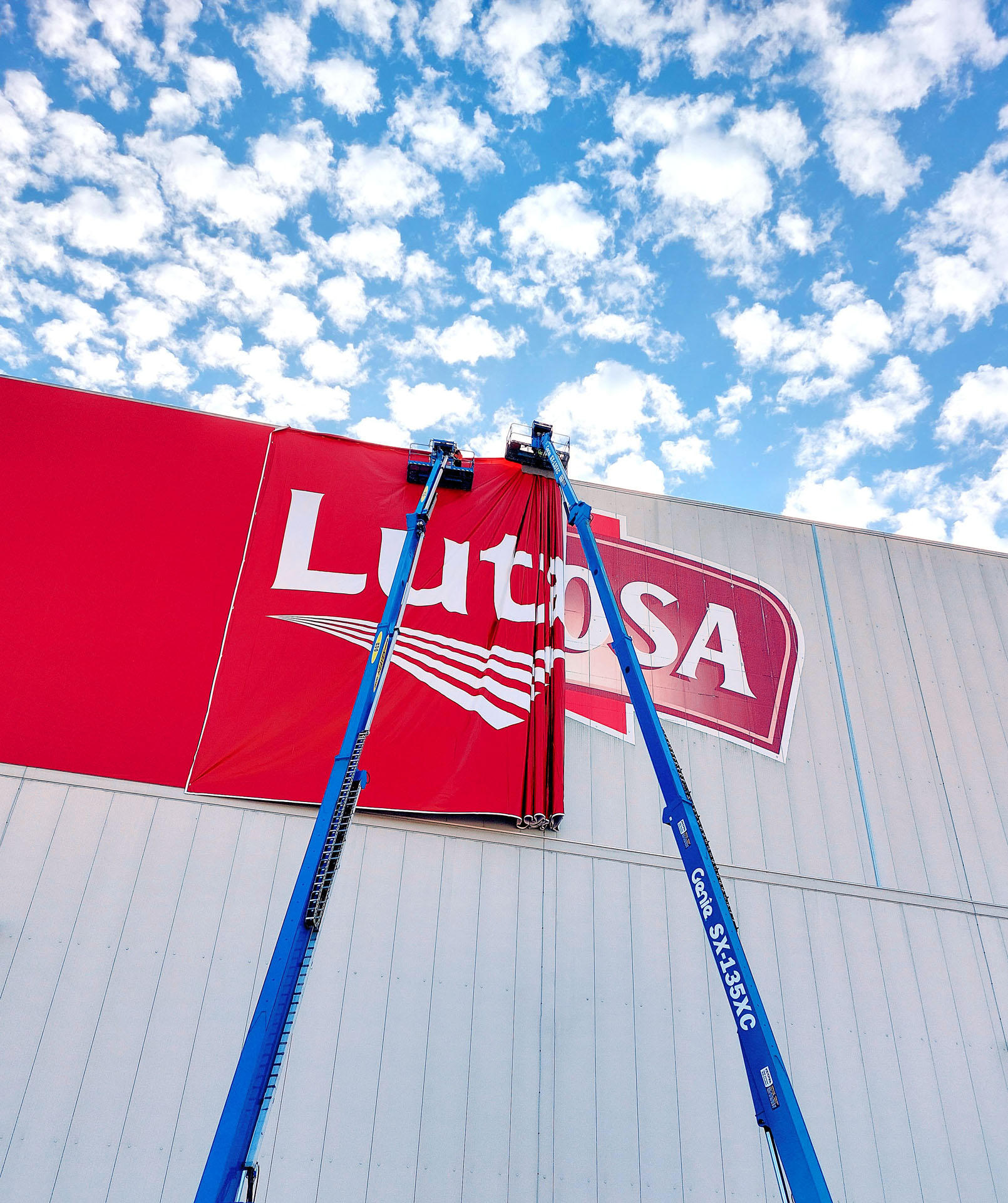 Lutosa Leuze- rebranding outdoor signalisatie