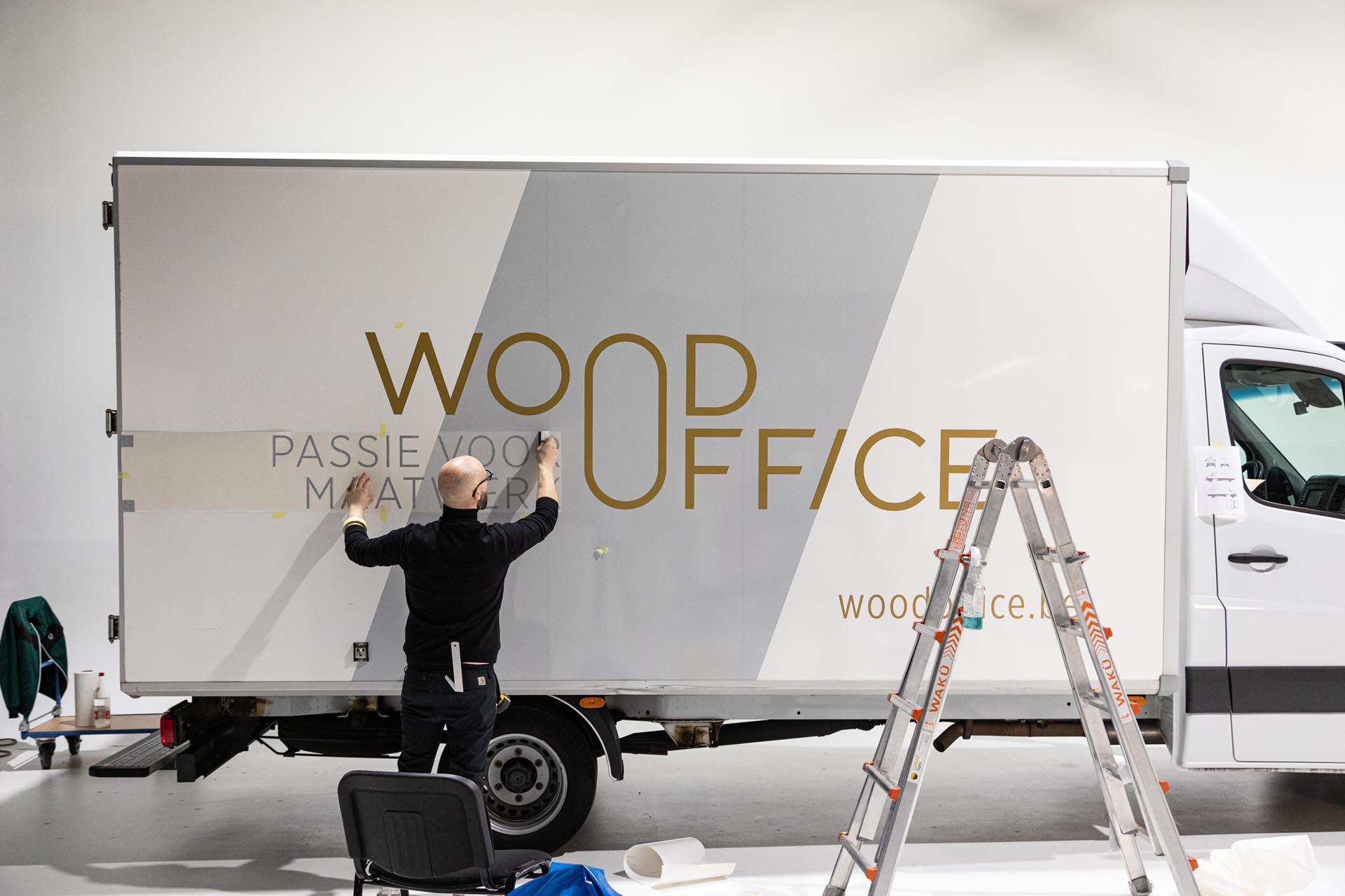 Woodoffice - Belettering bestelwagen met laadbak