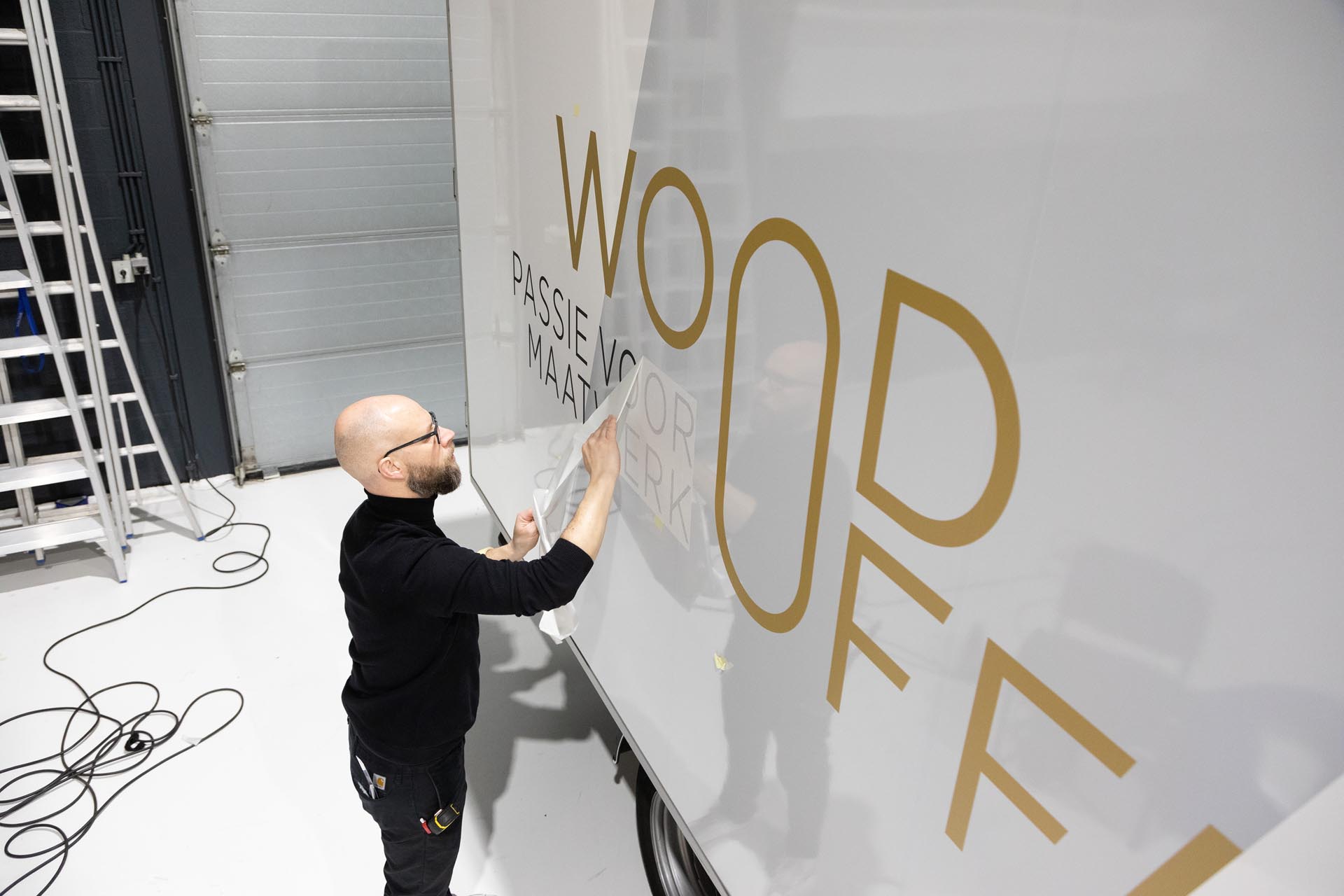 Woodoffice - Belettering bestelwagen met laadbak