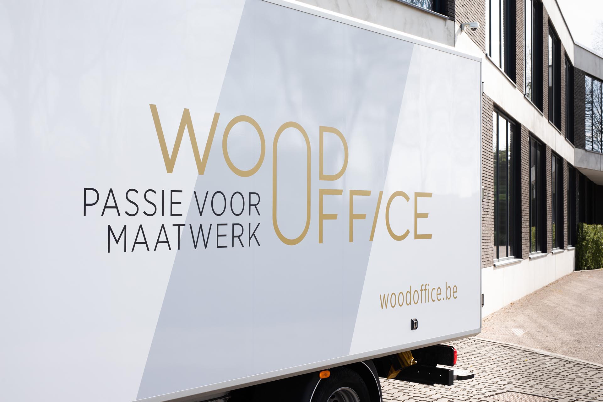 Woodoffice - Belettering bestelwagen met laadbak