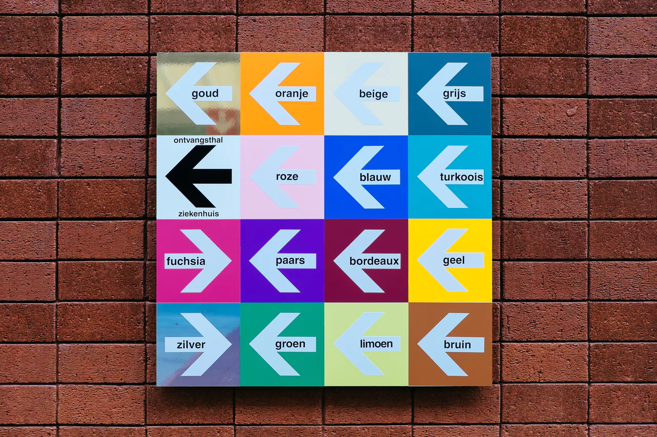 UZ Leuven - de oude wayfinding met de iconische kleurenpijlen